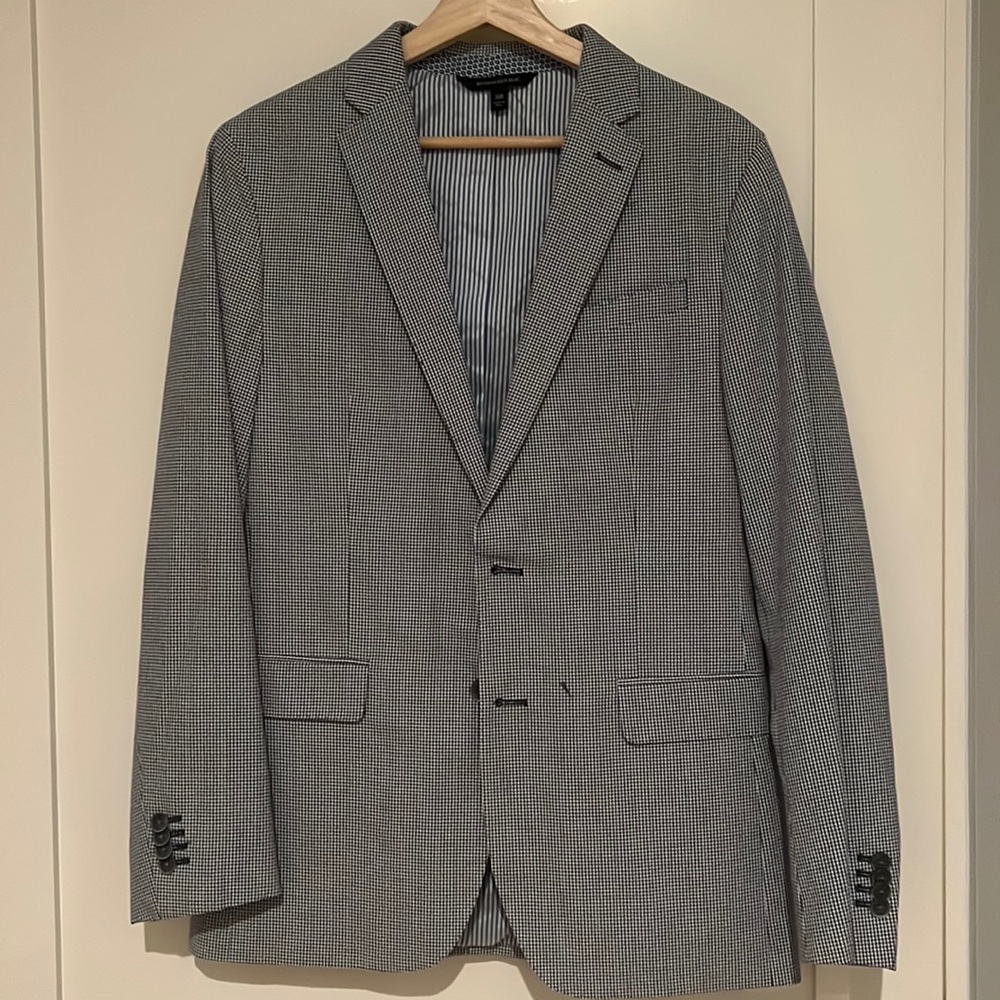 Banana Republic Navy and White Gingham Seersucker Blazer. 100% cotton. 38R.